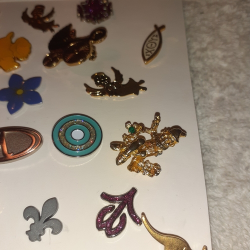 26 - A quantity of decorative pin/lapel badges, including flowers, animals and more.