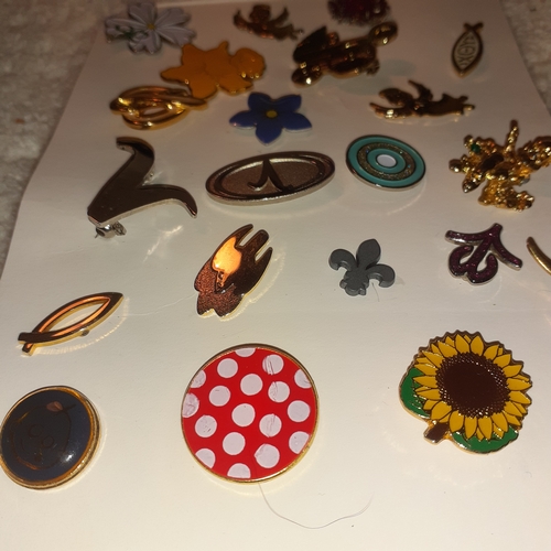 26 - A quantity of decorative pin/lapel badges, including flowers, animals and more.