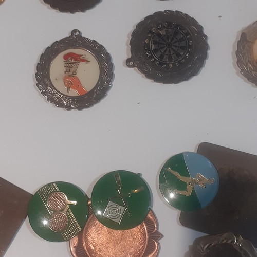 34 - Quantity of sporting medals and shields from the 70s and 80s.