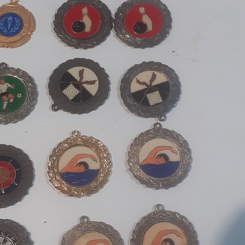 34 - Quantity of sporting medals and shields from the 70s and 80s.