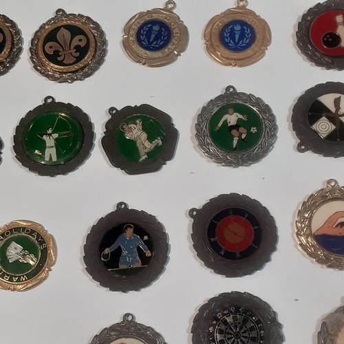 34 - Quantity of sporting medals and shields from the 70s and 80s.