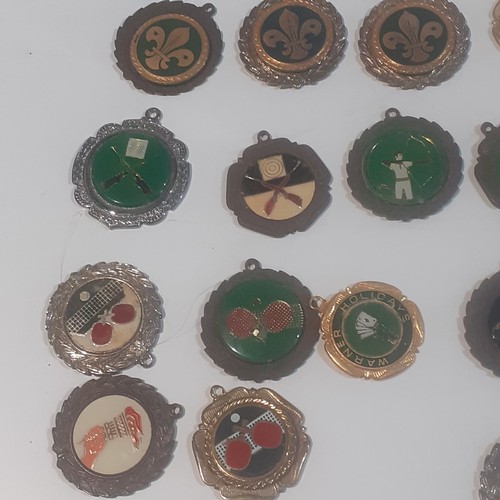 34 - Quantity of sporting medals and shields from the 70s and 80s.