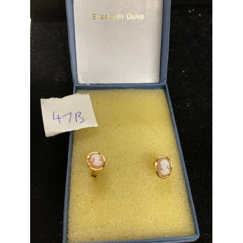 47B - Gold metal cameo earrings Elizabeth duke