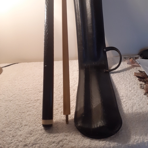 5 - 2 piece pool cue in case in very good condition