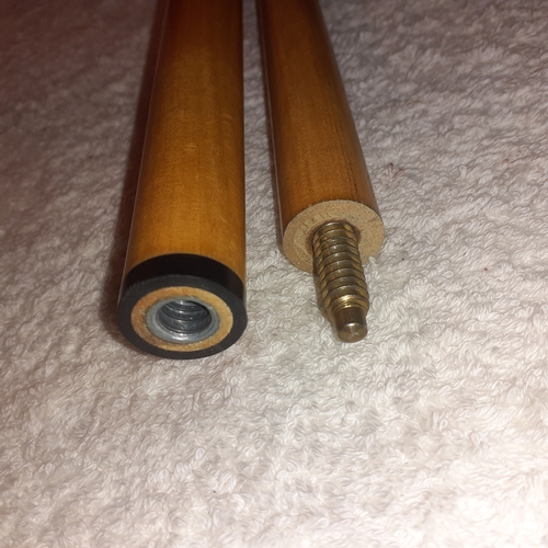 5 - 2 piece pool cue in case in very good condition