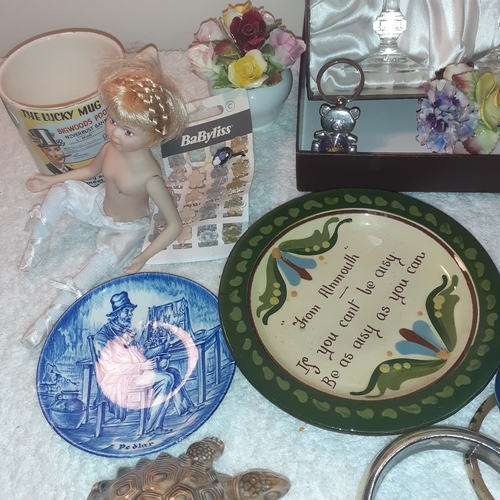 6 - An interesting lot of vintage collectable items, including Wade, Wedgewood, glassware, pun dishes an... 