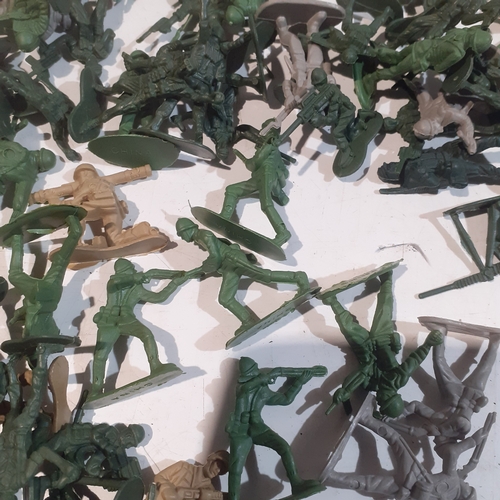 22 - Large quantity of plastic soldiers. Nice detail. Good condition