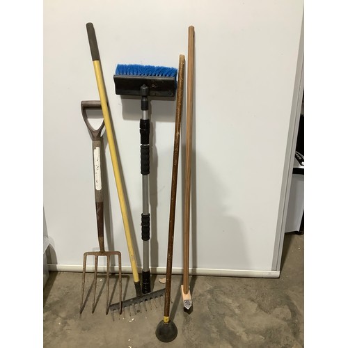 552 - Garden fork rake brush etc