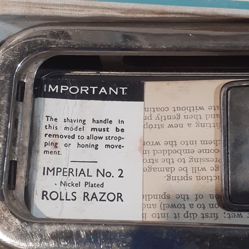 87 - Vintage Rolls razor in original box and good condition