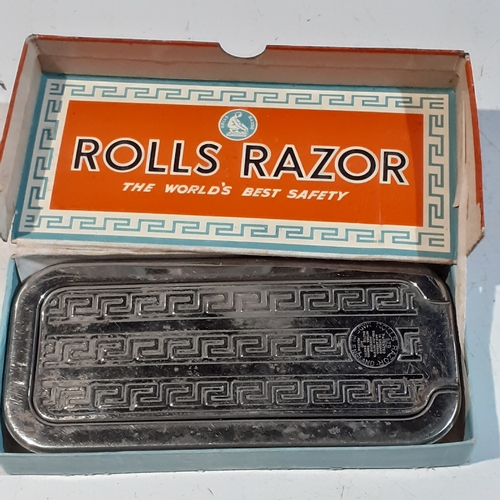 87 - Vintage Rolls razor in original box and good condition