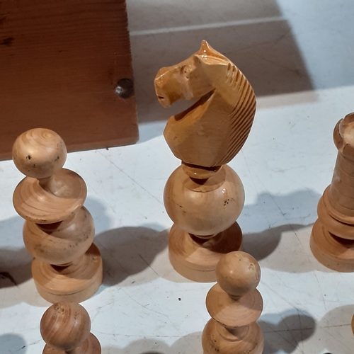 207 - Vintage chess piece set. Complete in good condition. Box lid is split