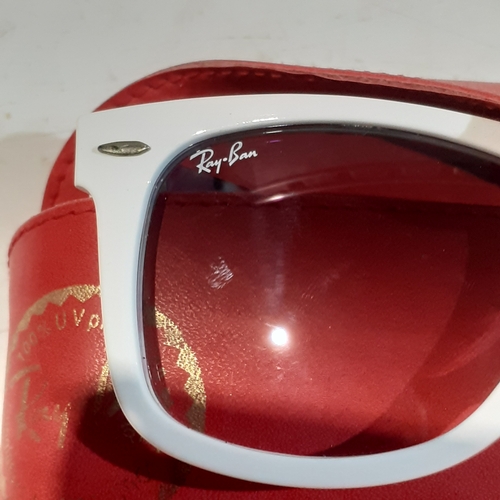 262 - Genuine Ray ban sunglasses. Wayfarer. RB21401022/32. Some very hardly noticeable light surface wear ... 