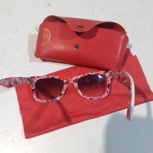 262 - Genuine Ray ban sunglasses. Wayfarer. RB21401022/32. Some very hardly noticeable light surface wear ... 