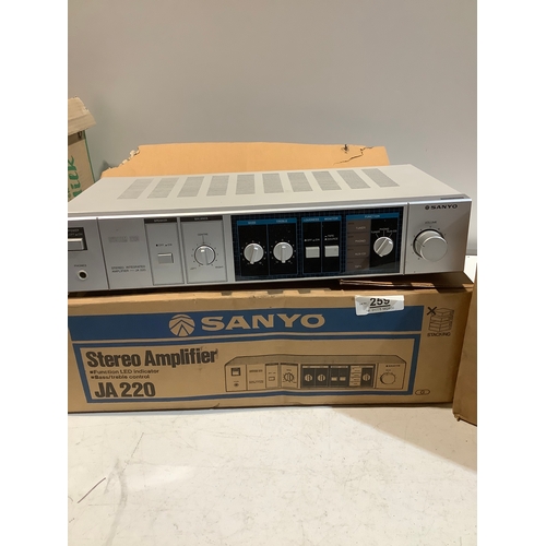 259 - Sanyo stereo amplifier JA 220 and stereo cassette deck RD220 in original boxes - tested