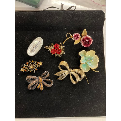 336 - 7 x vintage brooches