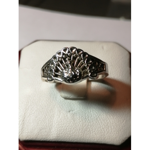 25A - Silver ring with beautiful peacock design 2.11 grams Size O