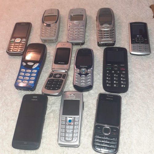 1 - A quantity of old mobile phones, mostly Nokia with a couple of other brands present. No chargers, un... 