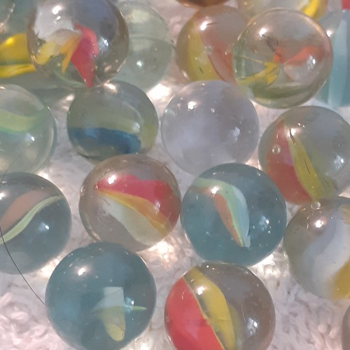 23 - Around 90 vintage marbles. Overall nice condition.