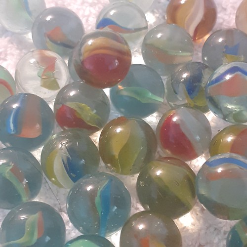 23 - Around 90 vintage marbles. Overall nice condition.