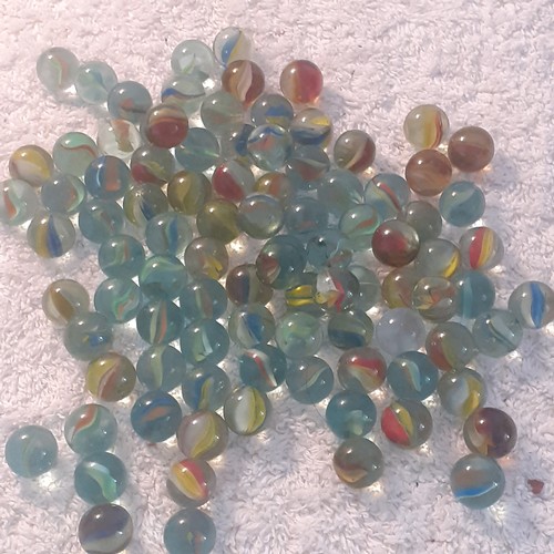 23 - Around 90 vintage marbles. Overall nice condition.