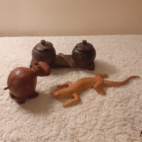 29 - 3 lovely little wooden items including a lizard, a pair of condiment pots with soon and a hippo