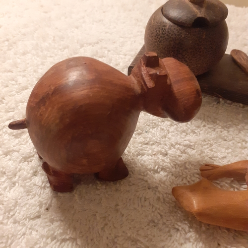 29 - 3 lovely little wooden items including a lizard, a pair of condiment pots with soon and a hippo