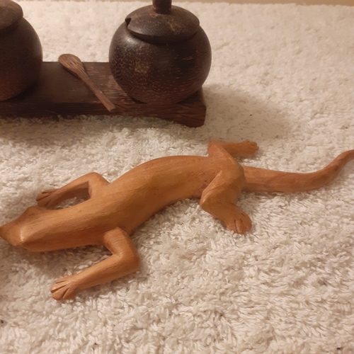 29 - 3 lovely little wooden items including a lizard, a pair of condiment pots with soon and a hippo