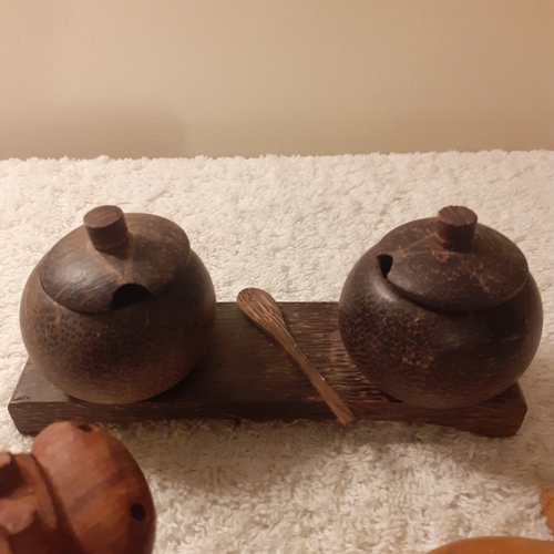 29 - 3 lovely little wooden items including a lizard, a pair of condiment pots with soon and a hippo