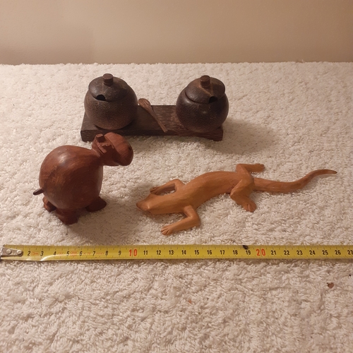 29 - 3 lovely little wooden items including a lizard, a pair of condiment pots with soon and a hippo