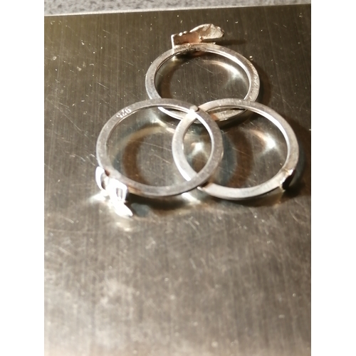 21A - Silver ring Divides into 3 to show 2 hands covering a heart 2.41 grams Size K