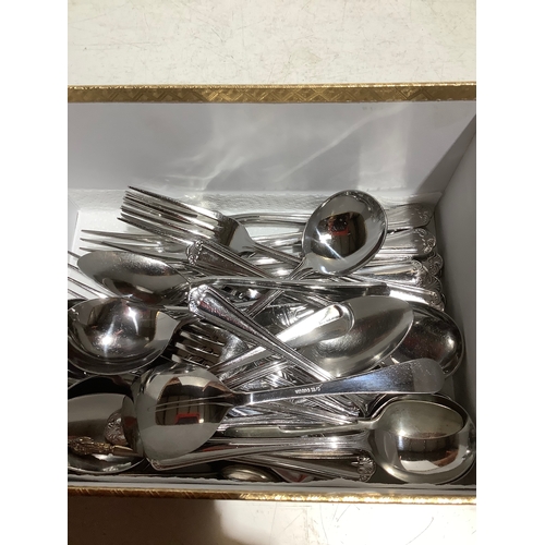 54 - Quantity of Oneida cutlery