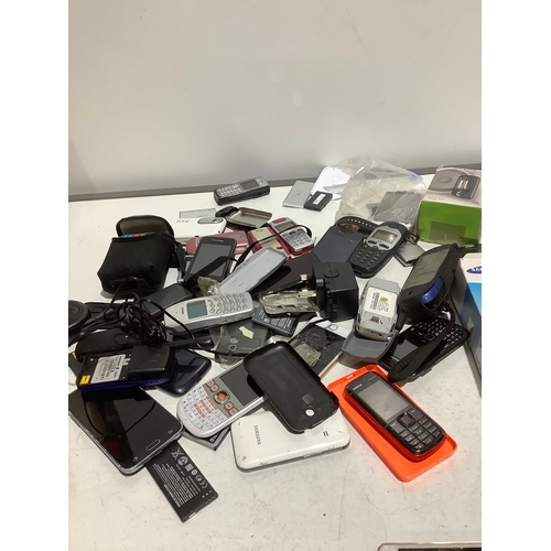 476 - Large quantity of phones sold as spares