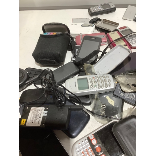 476 - Large quantity of phones sold as spares