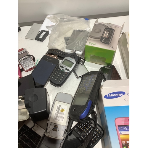 476 - Large quantity of phones sold as spares