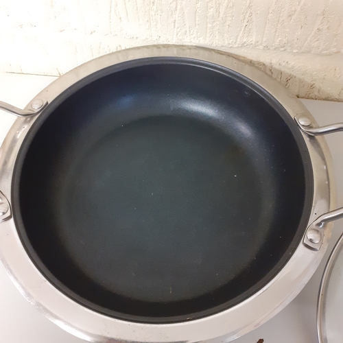 16 - Cooks essentials impact base lidded wok. Good condition