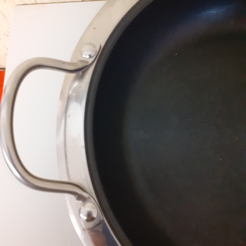 16 - Cooks essentials impact base lidded wok. Good condition