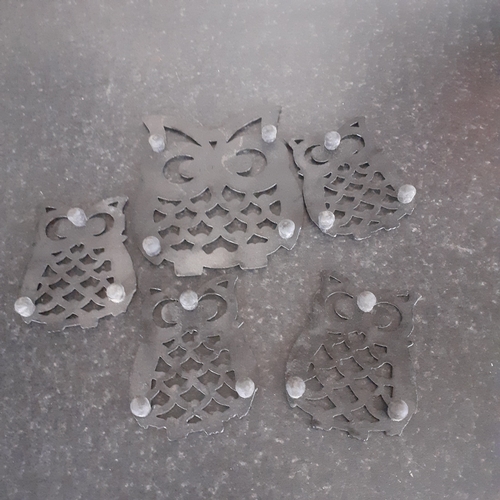 2 - 5 metal owl trivets. Large one plus 4 small. All have rubber feet present and are in good condition