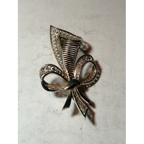 24A - Silver brooch with filigree fleur de lis design 4.31 grams