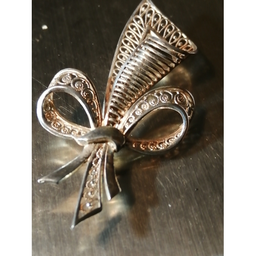 24A - Silver brooch with filigree fleur de lis design 4.31 grams