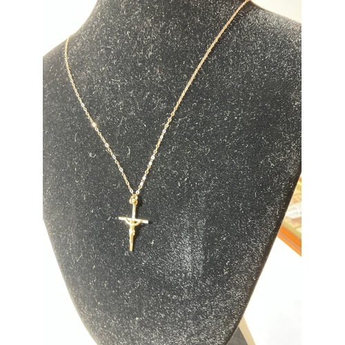62 - 9ct gold cross pendant necklace - 0.88g
