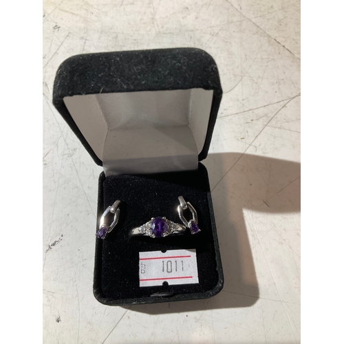 66 - Silver ring with purple gemstone & silver earrings - size T - 4.5g