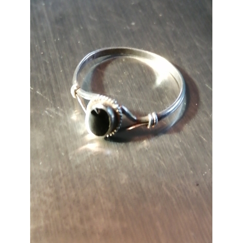 20A - Silver ring set with single black gemstone 1.07 grams Size Q