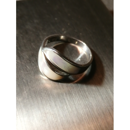 23A - Silver ring set with Mother of pearl 2.59 grams Size N