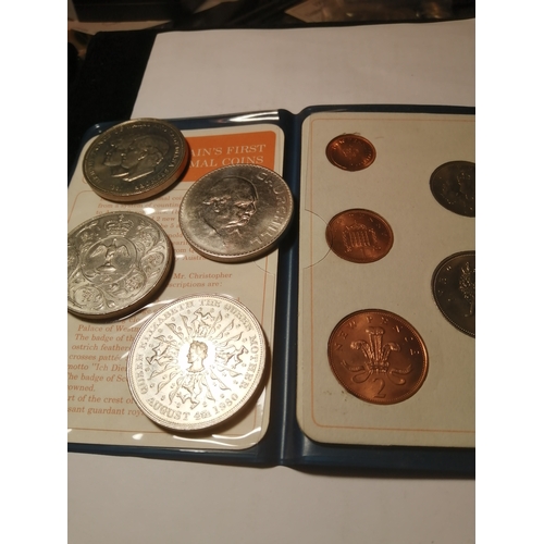 31A - 4 x English crowns and a decimal day coin set