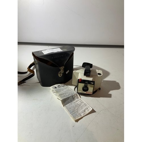 214 - Vintage polaroid land film camera swinger model 20 with carry case and wrist strap