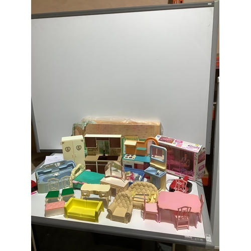 414 - Very large quantity of Sindy dolls house accessories