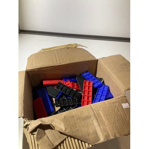 224 - Box of plastic packers