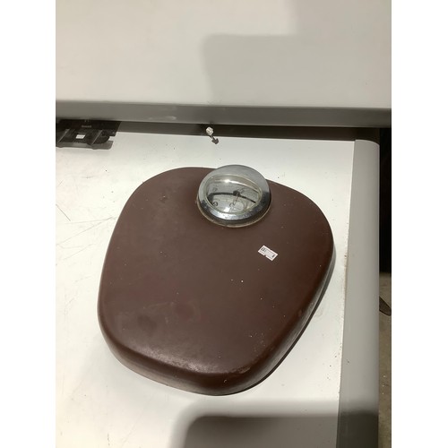 452 - Set of bathroom weighing scales