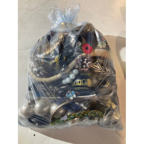 138 - 2 kg bag of costume jewellery