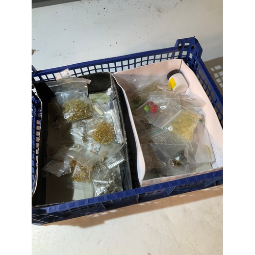 152 - Large quantity of jewellery making supplies